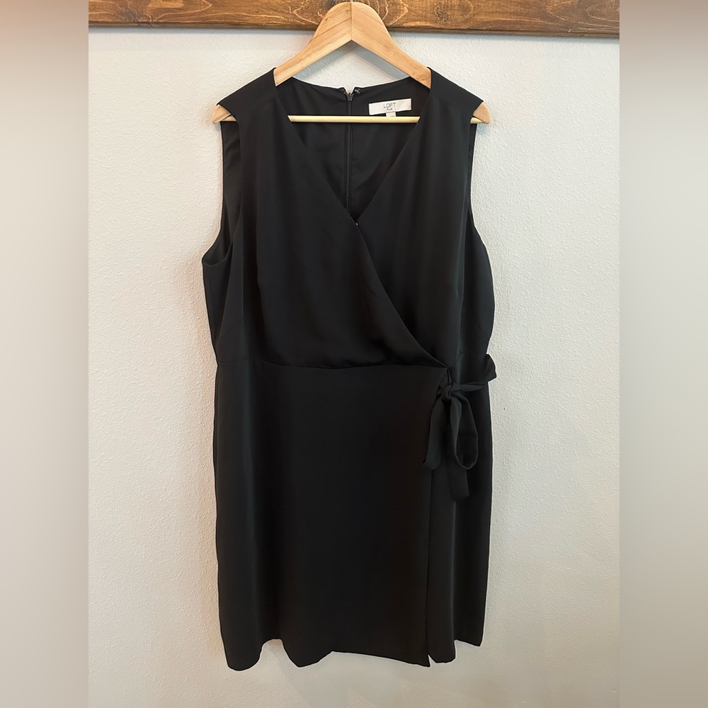 LOFT Black Sleeveless V-Neck Sheath Dress